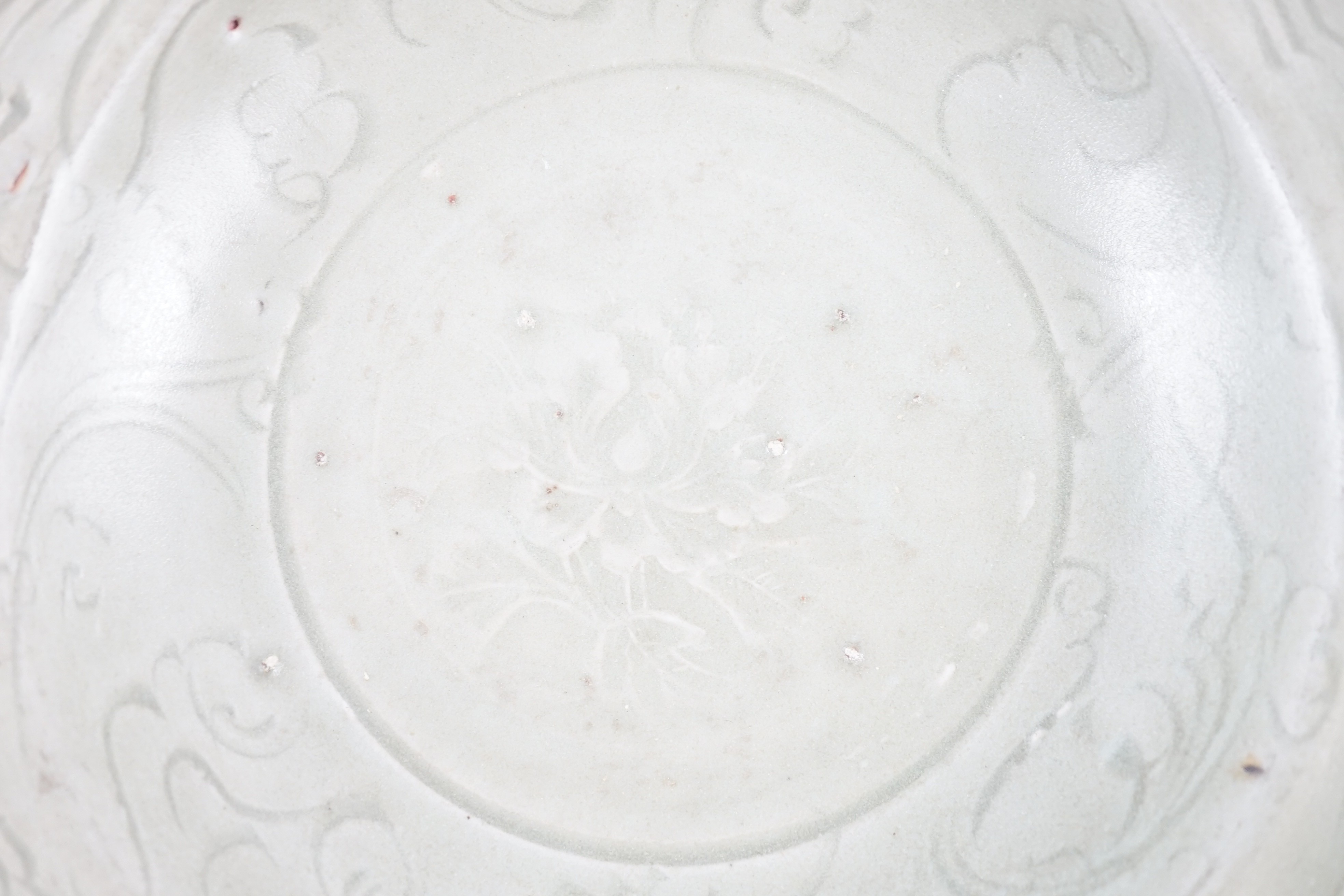 A Chinese Longquan celadon barbed rim dish, Yuan-early Ming dynasty, 14th/15th century, 22.5cm diameter